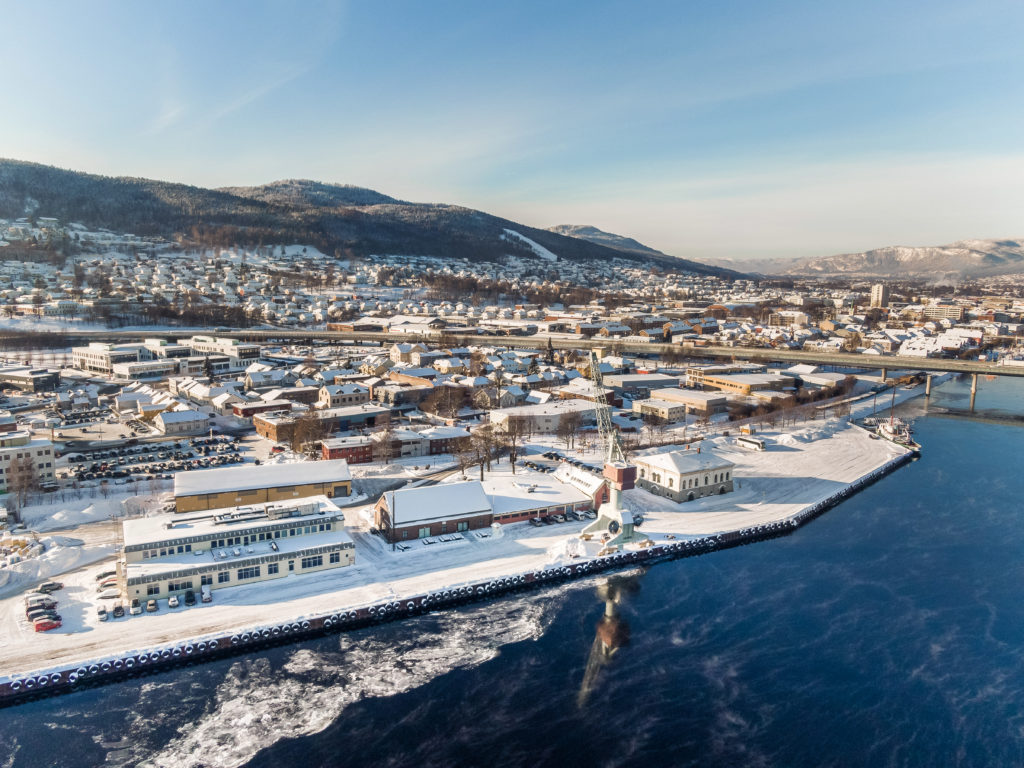 Dronebilde av Tangenkaia med Skur 1 og 2 og Tollboden