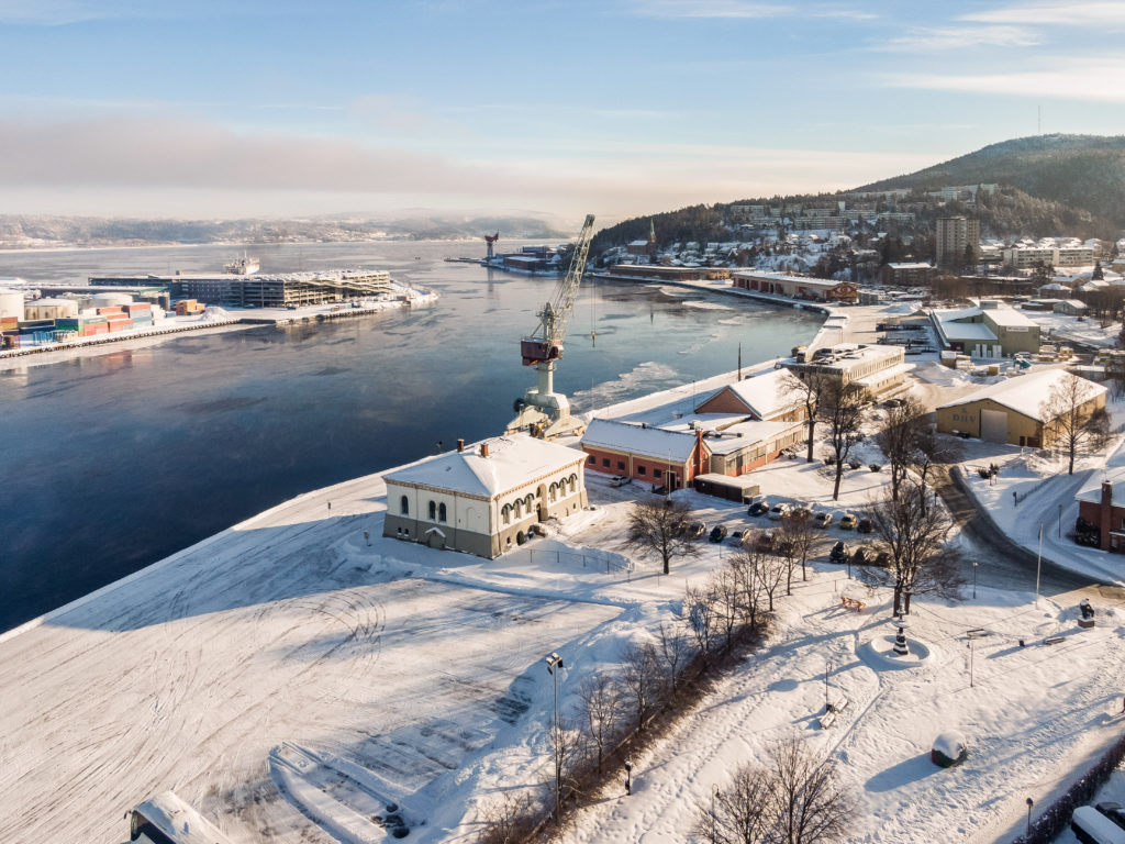 Dronebilde av Tangenkaia fra Tollboden og utover Drammensfjorden.
