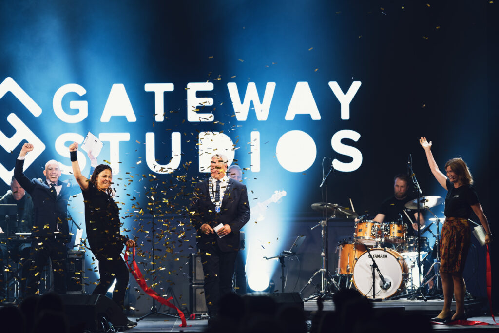 Ordfører Kjell Arne Hermansen klipper snora hos Gateway Studios